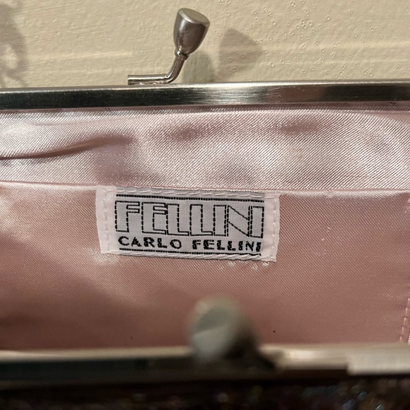 Carlo Fellini Sophia clutch/crossbody in a mauve/purple color. Removable chain - Picture 4 of 8